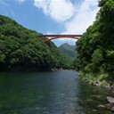 例の「松峯大橋」を見上げながら、カヌーで下をくぐり進むと川の雰囲気が大きく変わります。（カメラマンが置いてけぼりである）
