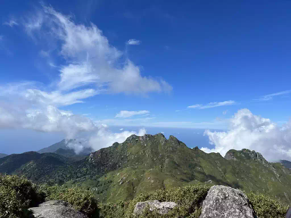 山頂から見える永田岳