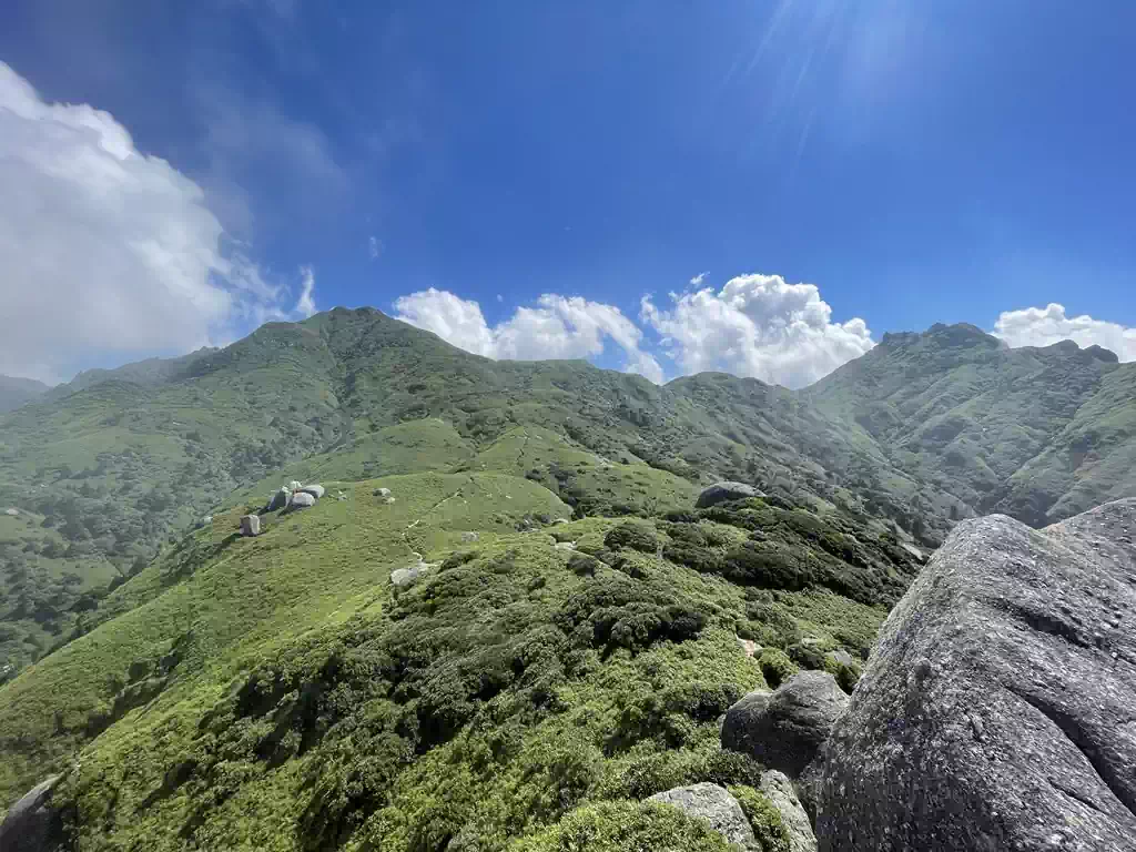 平石岩屋付近から（左奥が宮之浦岳）