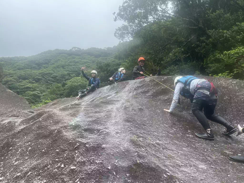 大きな岩を登り