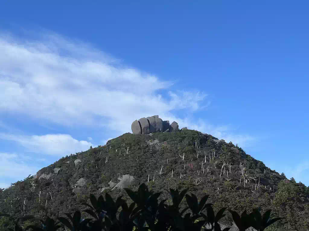 高盤岳山頂の奇岩「トーフ岩」