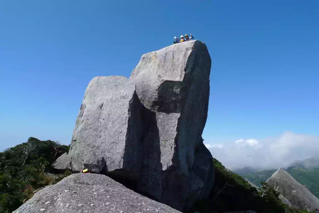 山頂は大きな岩です