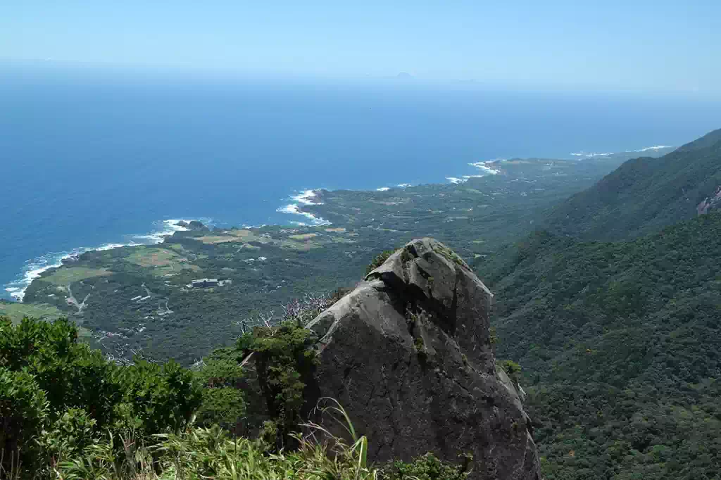 切り立った山頂のすぐ下には集落と海が