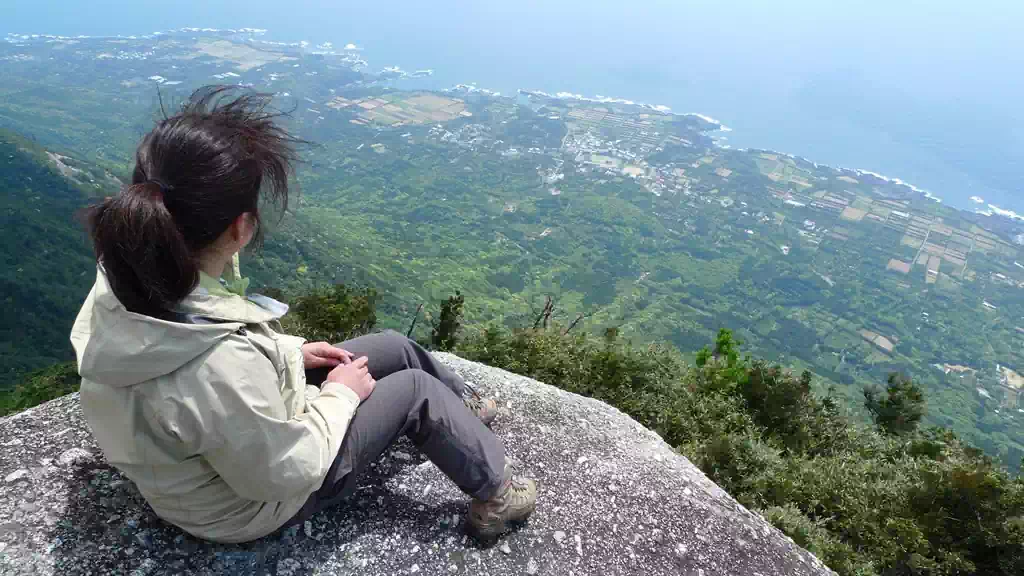 足元に見える原集落