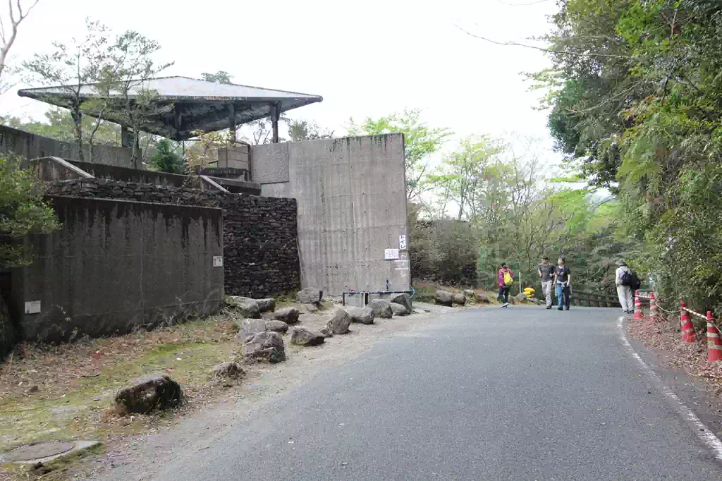 駐車場からトイレ（左）を経て入口へ